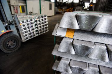 Alüminyum ham alüminyum İngotlar yığını fabrika profilleri