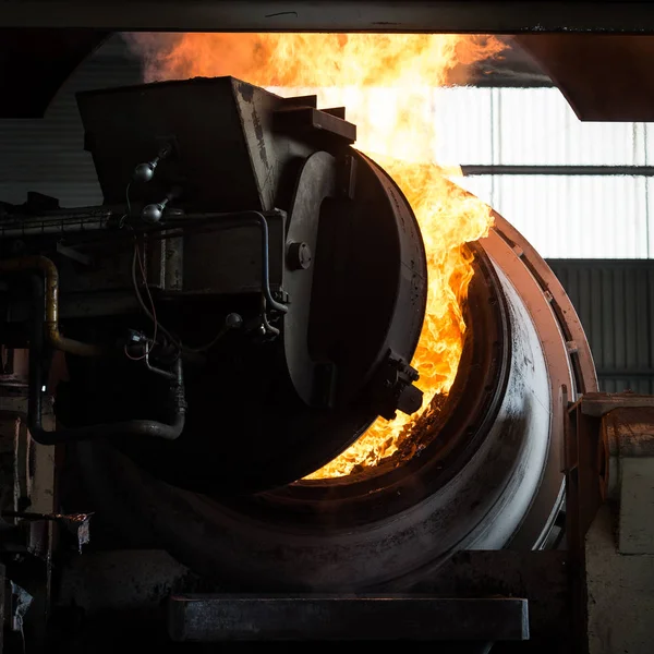 Гаряча сталь вливання в сталеливарний завод — стокове фото