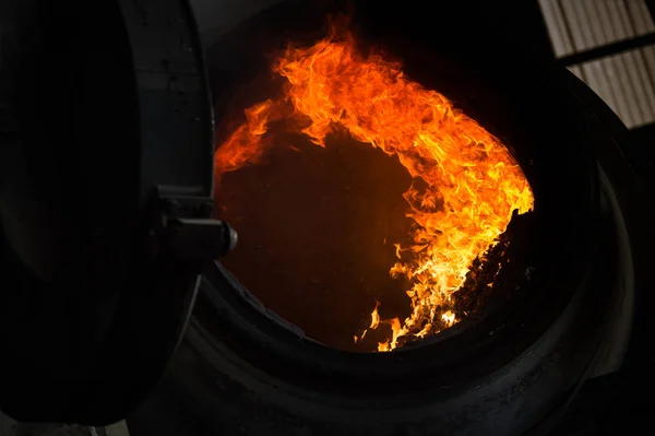 Наливание горячей стали на металлургическом заводе — стоковое фото