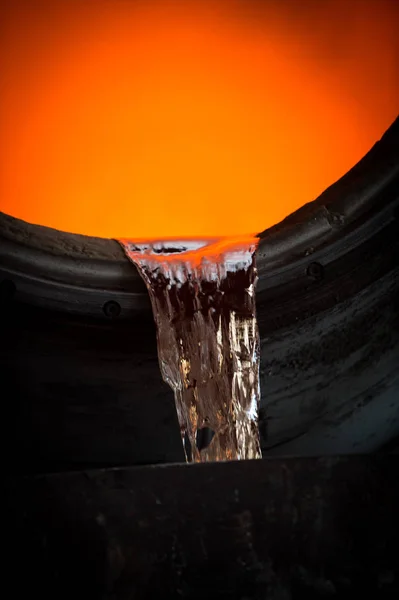 Despejo de aço quente em fábrica de aço — Fotografia de Stock