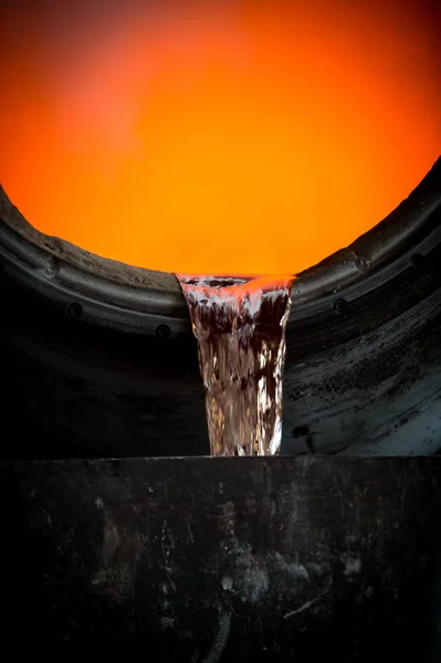 Гаряча сталь вливання в сталеливарний завод — стокове фото