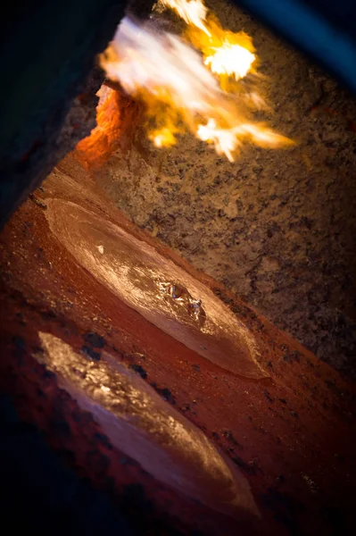 Наливание горячей стали на металлургическом заводе — стоковое фото