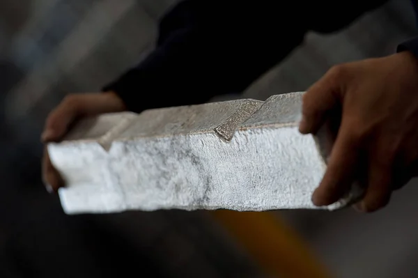 Упаковка алюминиевых слитков на заводе алюминиевых профилей — стоковое фото