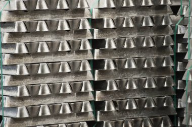 Alüminyum ham alüminyum İngotlar yığını fabrika profilleri