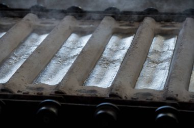 Alüminyum ham alüminyum İngotlar yığını fabrika profilleri