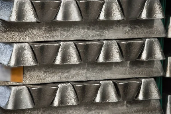 Stapel ruwe aluminium blokken in aluminium profielen fabriek — Stockfoto