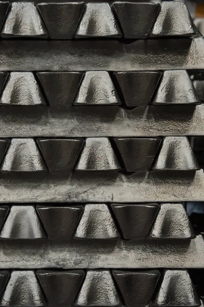 Упаковка алюминиевых слитков на заводе алюминиевых профилей — стоковое фото