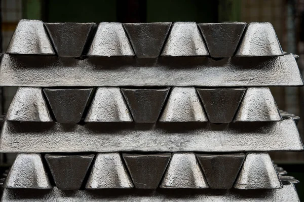 Стек сировинних алюмінієвих злитків на заводі алюмінієвих профілів — стокове фото