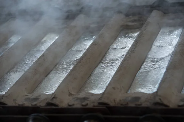 Pila de lingotes de aluminio en bruto en la fábrica de perfiles de aluminio —  Fotos de Stock