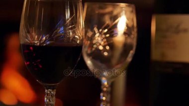 Kırmızı şarap cam şömine önünde