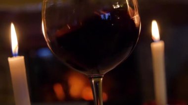 Kırmızı şarap cam şömine önünde