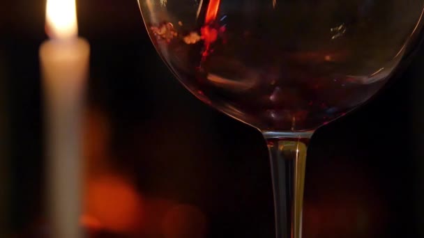 Красное вино стекло перед камином — стоковое видео