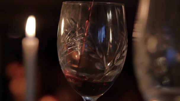 Copa de vino tinto frente a la chimenea — Vídeos de Stock