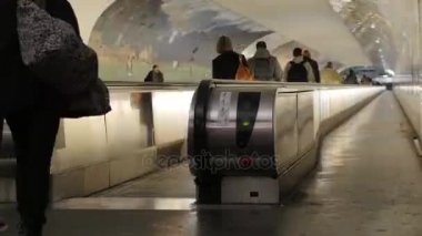 İnsanlar üzerinde yürüyen merdiven geçiş