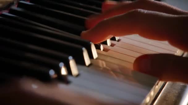 Mano de piano tocando — Vídeo de stock