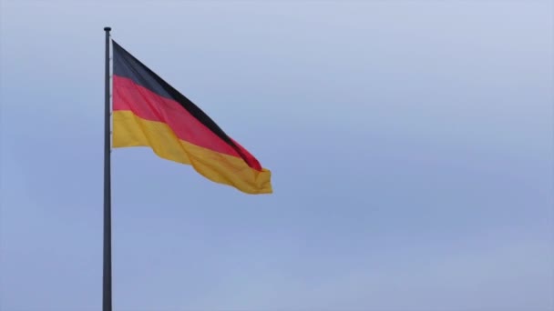 Bandiera della Germania. Bandiera ufficiale tedesca sventola dolcemente nel vento . — Video Stock