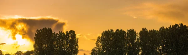 Puesta del sol, salida del sol con nubes, panorámica —  Fotos de Stock