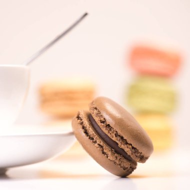 Pasta macaron veya acıbadem kurabiyesi beyaz zemin üzerine tatlı izole