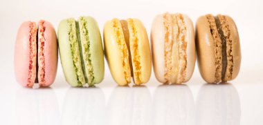 Pasta macaron veya acıbadem kurabiyesi beyaz zemin üzerine tatlı izole