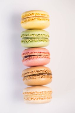 Pasta macaron veya acıbadem kurabiyesi beyaz zemin üzerine tatlı izole