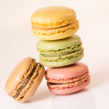 Pasta macaron veya acıbadem kurabiyesi beyaz zemin üzerine tatlı izole