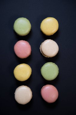 Pasta macaron veya acıbadem kurabiyesi beyaz zemin üzerine tatlı izole