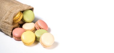 Pasta macaron veya acıbadem kurabiyesi beyaz zemin üzerine tatlı izole