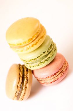 Pasta macaron veya acıbadem kurabiyesi beyaz zemin üzerine tatlı izole