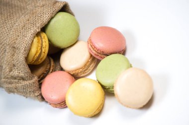 Pasta macaron veya acıbadem kurabiyesi beyaz zemin üzerine tatlı izole