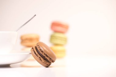 Pasta macaron veya acıbadem kurabiyesi beyaz zemin üzerine tatlı izole