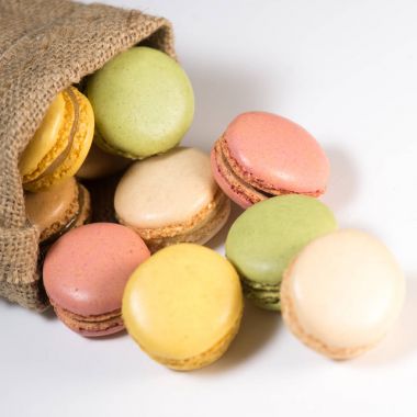 Pasta macaron veya acıbadem kurabiyesi beyaz zemin üzerine tatlı izole
