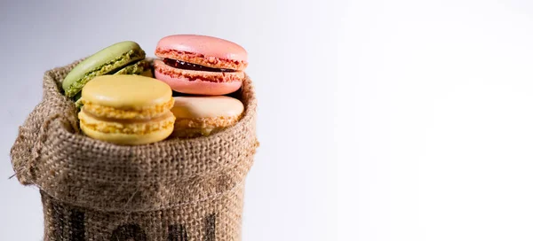 Macaron sütemény vagy macaroon elszigetelt fehér background, édes — Stock Fotó
