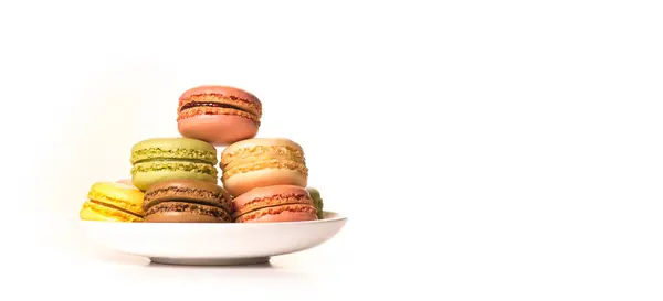 Kakan macaron eller macaroon isolerad på vit bakgrund, sweet — Stockfoto