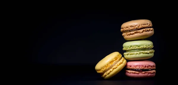 Kakan macaron eller macaroon isolerad på vit bakgrund, sweet — Stockfoto