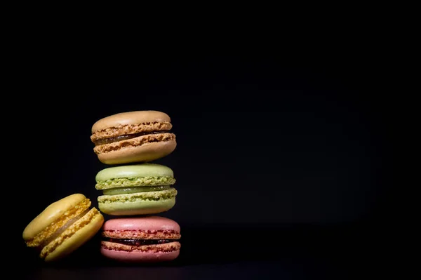 Kakan macaron eller macaroon isolerad på vit bakgrund, sweet — Stockfoto