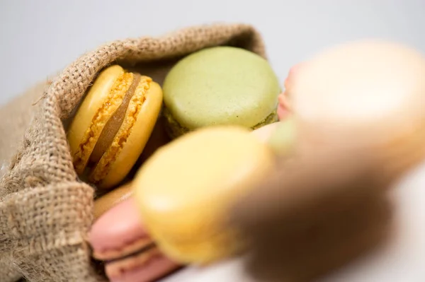 Kakan macaron eller macaroon isolerad på vit bakgrund, sweet — Stockfoto