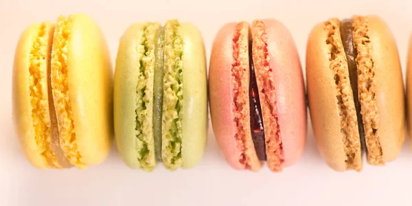 Macaron taart of macaroon geïsoleerd op een witte achtergrond, zoet — Stockfoto