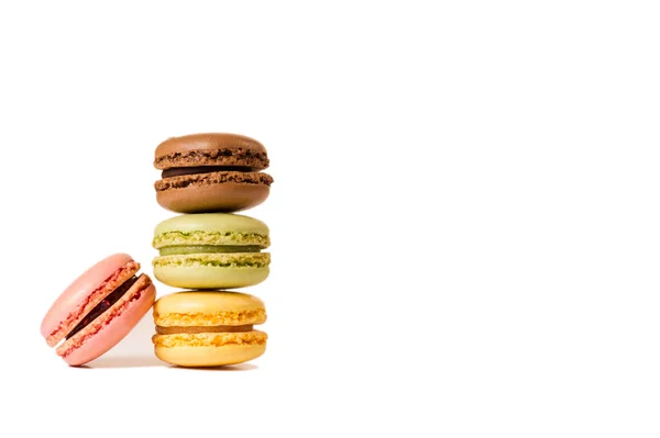 Kuchen Macaron oder Makronen isoliert auf weißem Hintergrund, süß — Stockfoto