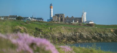 Manastır harabe ve deniz feneri, pointe de saint-mathieu, brittany, fr