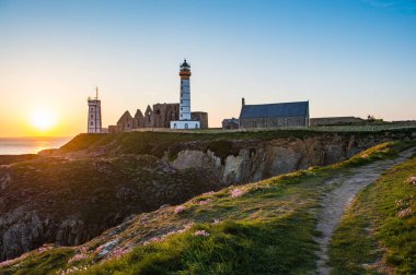 Manastır harabe ve deniz feneri, Pointe de Saint-Mathieu, Brittany, Fransa