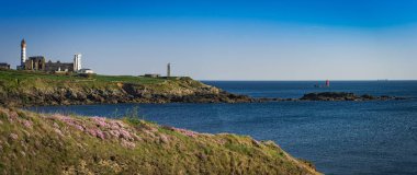 Manastır harabe ve deniz feneri, Pointe de Saint-Mathieu, Brittany, Fransa