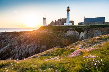 Manastır harabe ve deniz feneri, Pointe de Saint-Mathieu, Brittany, Fransa