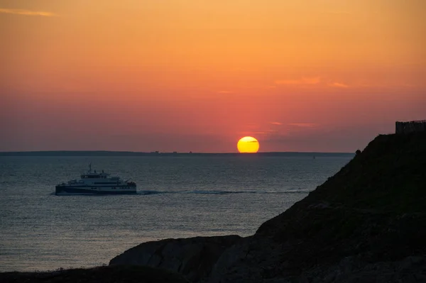 Puesta del sol, Crucero en silueta, Bretaña —  Fotos de Stock