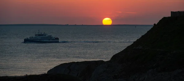 Pôr do sol, Cruiser boat em silhueta, Bretanha — Fotografia de Stock