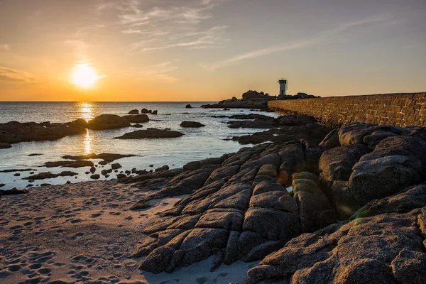 Côte Rocheuse Et Phare Trevignonat Coucher Du Soleil