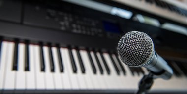 Stüdyo Oda synthesizer ve mikrofon donanımları ile.