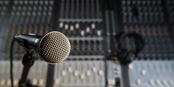 Mikrofon ve kulaklık üzerinde kirli ses karıştırıcısı paneli — Stok fotoğraf