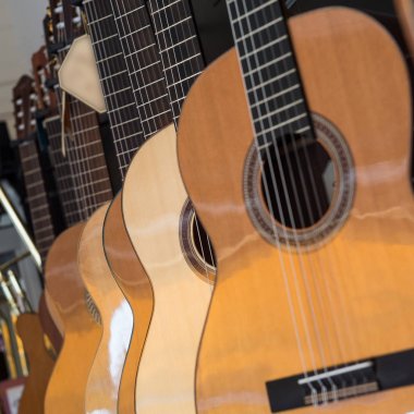 Dükkanda duvarda asılı birçok klasik gitar