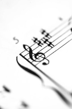 G-nota anahtarı odaklı bir müzik skor sayfası