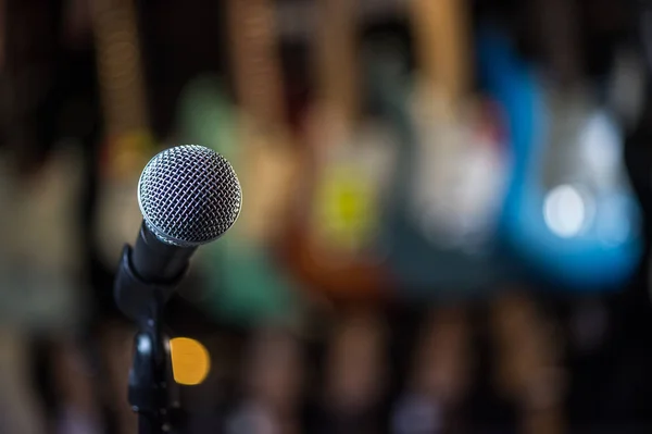 Micrófono en el escenario sobre un fondo de auditorio — Foto de Stock